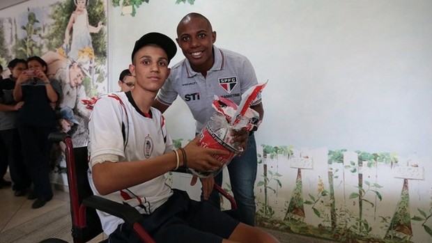 Wellington São Paulo crianças Páscoa (Foto: Paulo Pinto / saopaulofc.net)