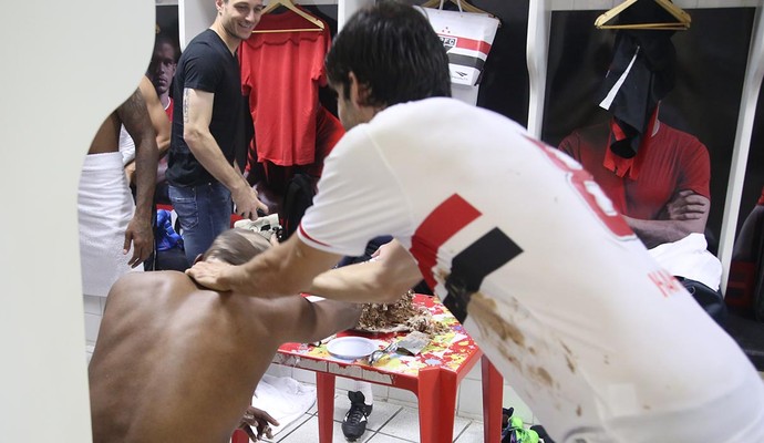 Kaká brinca no vestiário (Foto: Rubens Chiri / saopaulofc.net)