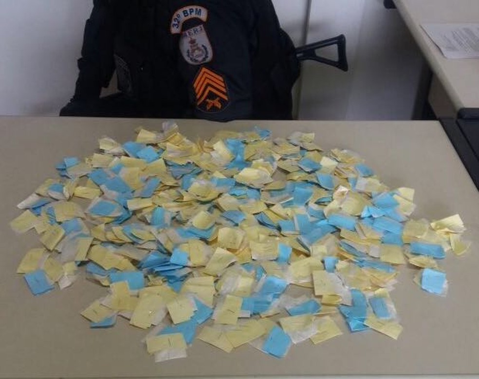 Cocaína foi apreendida com a dupla em Rio das Ostras (Foto: Polícia Militar/Divulgação)