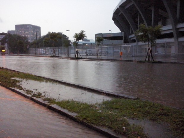 Chuva deixa ruas do entorno do Maracanã alagadas (Foto: Janaína Carvalho/G1)