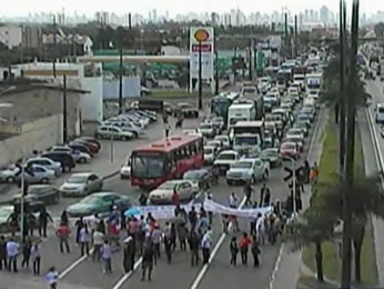 Protesto na Avenida Mascarenhas de Moraes (Foto: Reprodução/TV Globo)