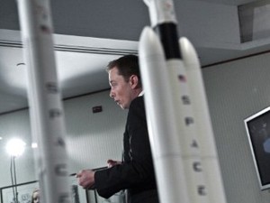 Elon Musk defende a criação de foguetes reutilizáveis para missões em outros planetas. (Foto: Nicholas Kamm / AFP Photo)