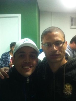 Rafinha, meia do Coritiba, com Alex, do Fenerbahçe, no Couto Pereira (Foto: Reprodução / Facebook)