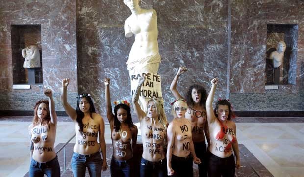 Manifestantes no Museu do Louvre (Foto: AFP)