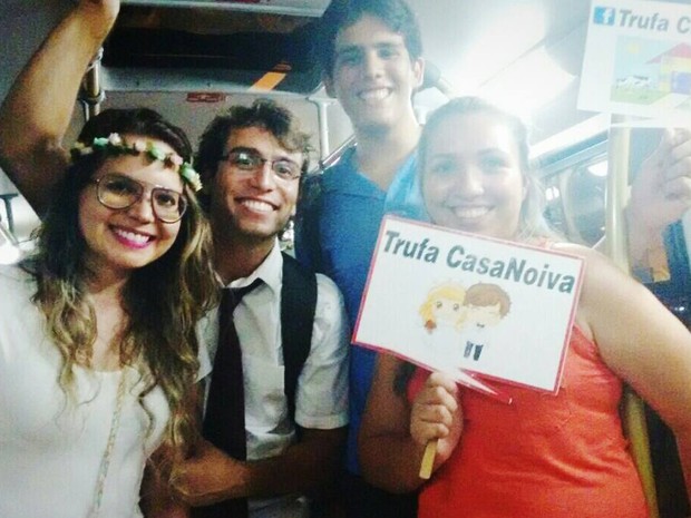 Casal bem-humorado vende trufas em ônibus para se casar em Uberlândia (Foto: Arquivo Pessoal/Telmo Ribeiro)
