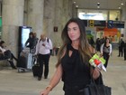 Nicole Bahls ganha presente de fã ao desembarcar em aeroporto no Rio