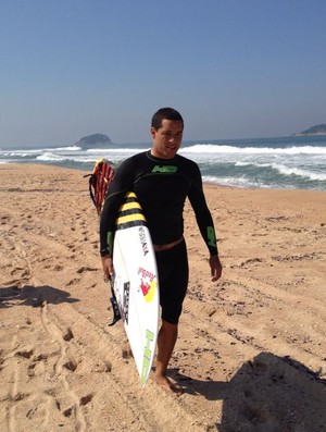 Mineirinho surfa na praia de Grumari na véspera para a etapa carioca do WCT (Foto: Arquivo Pessoal)