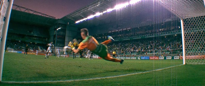 João Ricardo defende cobrança de pênalti de Robinho (Foto: Reprodução /TV Globo Minas)