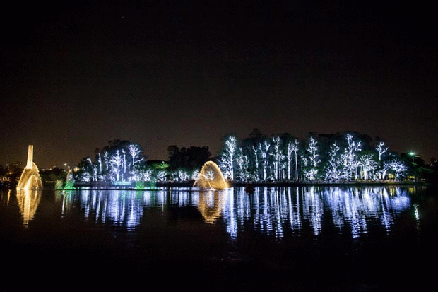 17-12-2014 - Show de luzes na fonte do parque Ibirapuera, em São Paulo (Foto: Marcelo Brandt/G1)