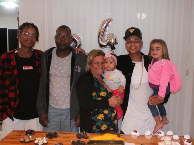 MC Duduzinho com as filhas, Valentina Eduarda e Lara Princess, o irmão, MC Fernandinho, o pai, André Gonçalves, e a mãe, Eliete Medeiros, em festa Rio (Foto: Rodrigo dos Anjos/ Divulgação) MC Duduzinho com as filhas, Valentina Eduarda e Lara Princess, o irmão, MC Fernandinho, o pai, André Gonçalves, e a mãe, Eliete Medeiros, em festa Rio (Foto: Rodrigo dos Anjos/ Divulgação)
