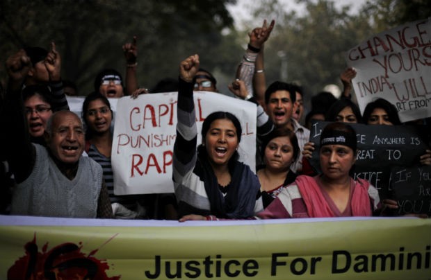 Mais um protesto contra a violência contra a mulher. O nome "Damini" do cartaz é uma referência à vítima, inicialmente não identificada, de um estupro coletivo em dezembro em Nova Déli. O caso acabou desencadenado uma série de manifestações no país (Foto: Altaf Qadri/AP)