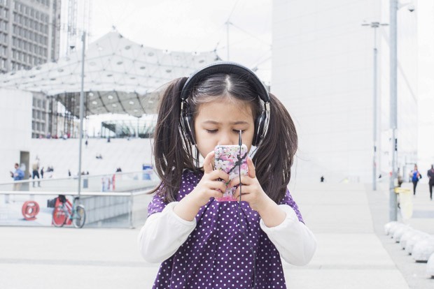 Criança mexe em um smartphone  (Foto: Anne-Sophie Bost/AltoPress/PhotoAlto)