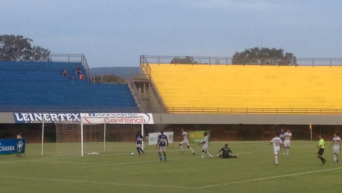 Atacante Watthimen  entra tranquilamente com bola no gol do Palmas e  marca o quarto para o Tocantins (Foto: Camila Rodrigues/GloboEsporte.com)