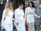 Kim Kardashian usa vestido justinho que realça suas curvas generosas