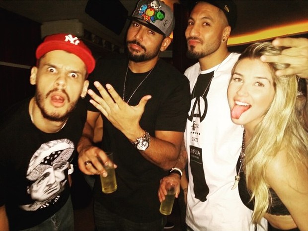 Ex-BBBs Aline e Fernando com amigos em festa no Rio (Foto: Instagram/ Reprodução)