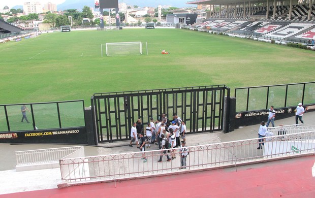 Torcida Tenta invadir São Januário  (Foto: Rafael Cavalieri)