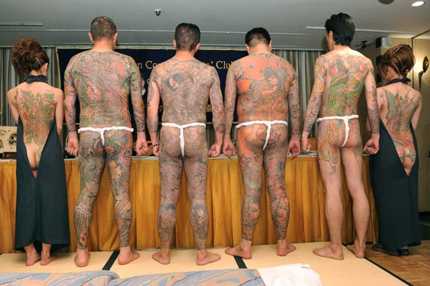 Com tangas fio-dental, japoneses exibiram seus corpos tatuados. (Foto: Toru Yamanaka/AFP)