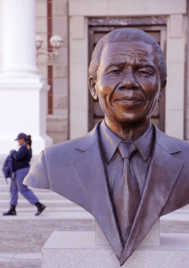 Estátua de Nelson Mandela é vista na Cidade do Cabo nesta sexta-feira (5) (Foto: Schalk van Zuydam/AP)