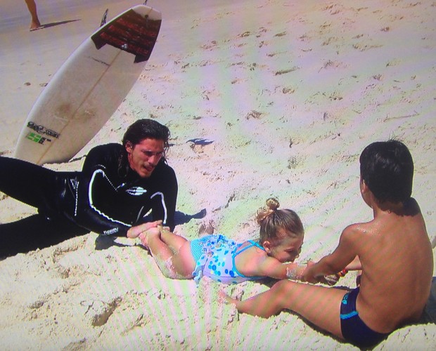 Rômulo Neto brinca com os filhos de Mario Frias (Foto: TV Globo)