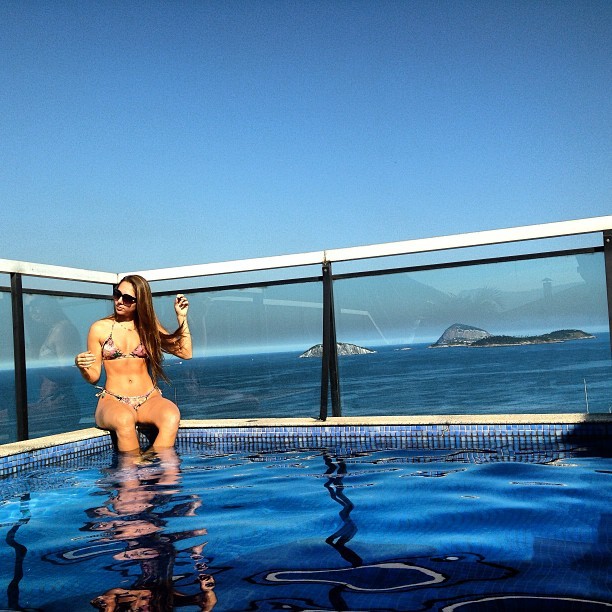 Carolina Portaluppi em piscina (Foto: Instagram/ Reprodução)