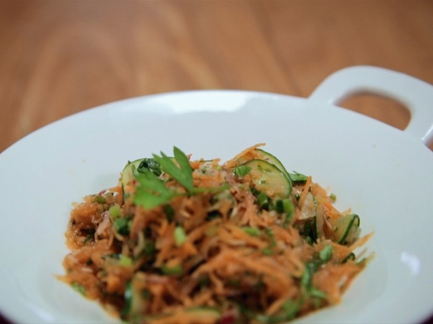 Salada de Vegetais com cenoura, pepino e rabanete. Bela Cozinha (Foto: Reproduo/GNT)