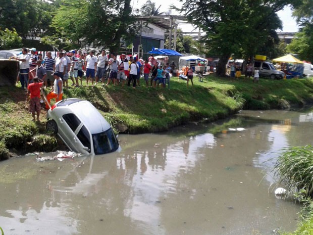 Acidente ocorreu neste sábado (Foto: Divulgação / WhatsApp) Acidente ocorreu neste sábado (Foto: Divulgação / WhatsApp)