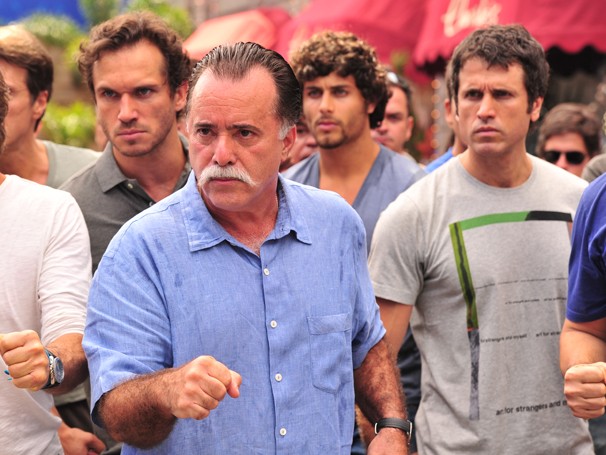 Elenco masculino canta: 'As mulheres não estão com nada, os homens vão vencer esta parada' (Foto: João Miguel Jr./ TV Globo)