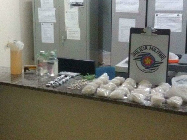 Drogas estavam escondidas na mochila de suspeito (Foto: Polícia Militar/Divulgação)