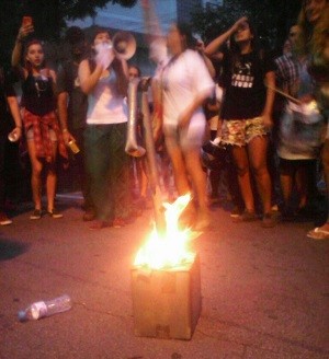 Manifestantes queimam catraca simbólica. (Foto: Peterson Grecco/TV Vanguarda)