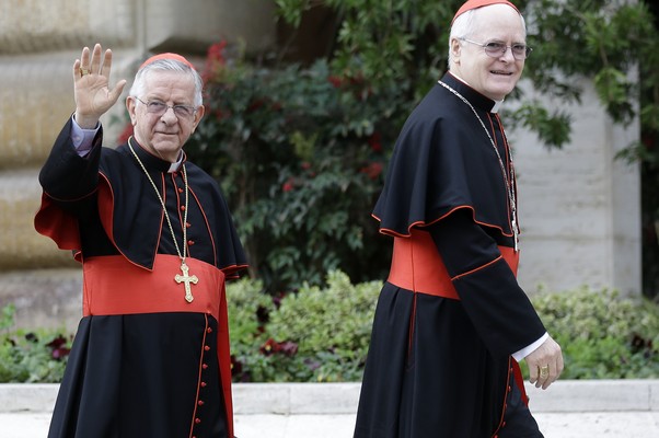 Os cadeais brasileiros Odilo Pedro Scherer (à direita) e Geraldo Majella Agnelo chegam para reunião no Vaticano (Foto: Alessandra Tarantino/AP)