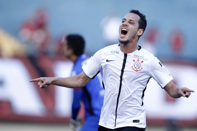 Corinthians derrota o Atlético-GO e alcança a liderança do Brasileirão