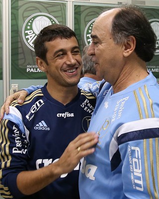 Robinho elogia e promete ajuda para manter 