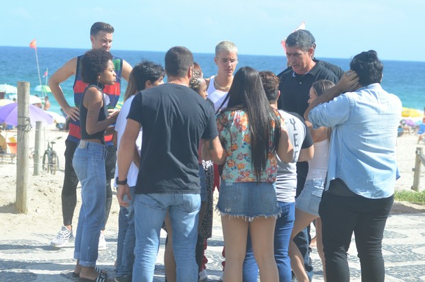 Justin Bieber conversando com fãs (Foto: Webert Belício/AgNews)