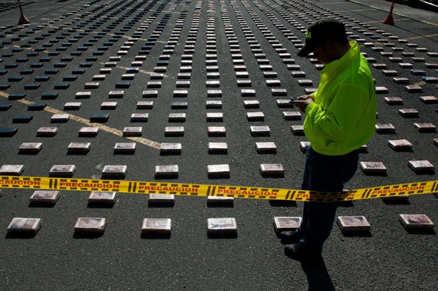Policial antidrogas colombiano guarda nesta quarta-feira (29) cocaína apreendida na cidade de Cali (Foto: AFP)