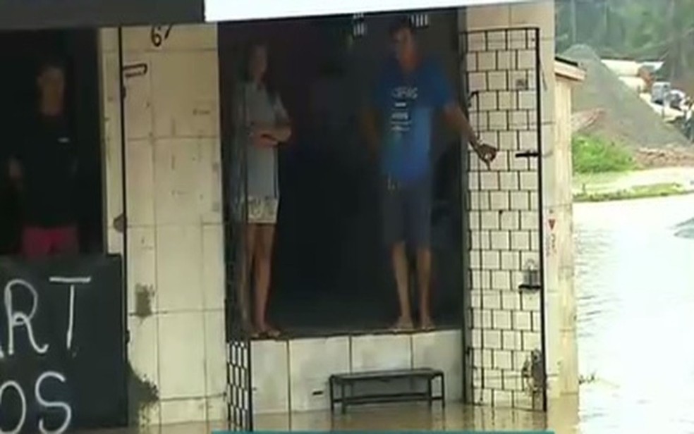 Propriet&aacute;rios de um sal&atilde;o de beleza, na Avenida Euclides Figueiredo, ficaram ilhados. (Foto: Reprodu&ccedil;&atilde;o/TV Sergipe)