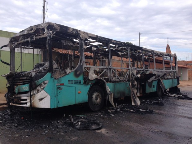 Ônibus ficou destruído (Foto: Pablo Caires/ Inter TV)