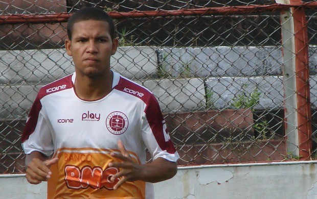Carlos Vitor, meia da Desportiva Ferroviária (Foto: Bruno Marques/Globoesporte.com)