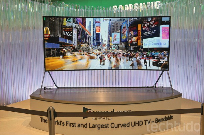A Bendable UHD TV pode ser posicionada da forma que mais agradar o usuário (Foto: Fabrício Vitorino/TechTudo) A Bendable UHD TV pode ser posicionada da forma que mais agradar o usuário (Foto: Fabrício Vitorino/TechTudo)