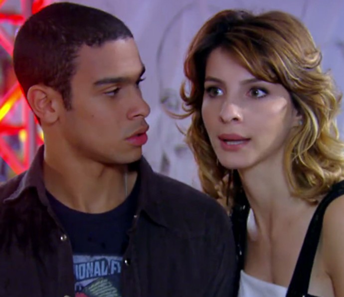 Sérgio como Niltinho e Giselle Batista como Isadora na novela (Foto: TV Globo)