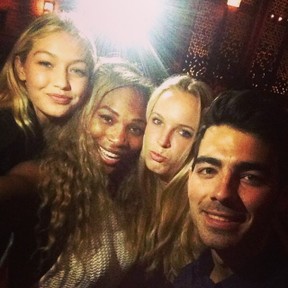 Gigi Hadid, Serena Williams, Caroline Wozniacki e Joe Jonas em festa em Nova York, nos Estados Unidos (Foto: Instagram/ Reprodução)
