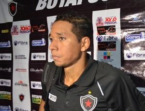 Chapinha, meia do Botafogo-pb, em partida pela série C contra o CRB (Foto: Amauri Aquino / GloboEsporte.com)