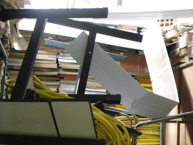 Materiais e documentos foram retirados após queda do telhado (Foto: Sindsep-MT)