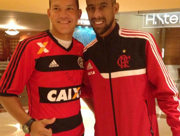 Flamengo Léo moura e torcedor vira casaca (Foto: Rafael Cotta) Flamengo Léo moura e torcedor vira casaca (Foto: Rafael Cotta)
