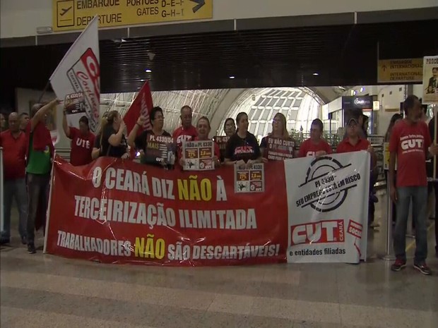 Cerca de 60 manifestantes realizaram ato no Aeroporto Internacional de Fortaleza (Foto: Reprodução/TV Verdes Mares)