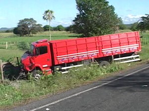 Motorista do caminhão ficou ferido no acidente com ônibus (Foto: Beto Silva/TV Paraíba)