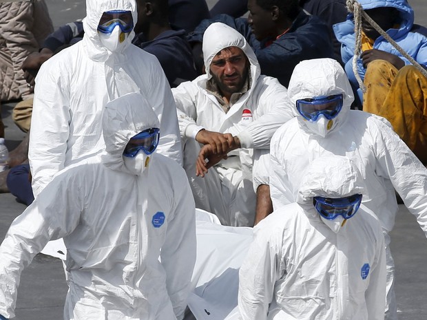 Equipe resgata imigrantes de barco que naufragou no Mar Mediterrâneo (Foto: Reuters)