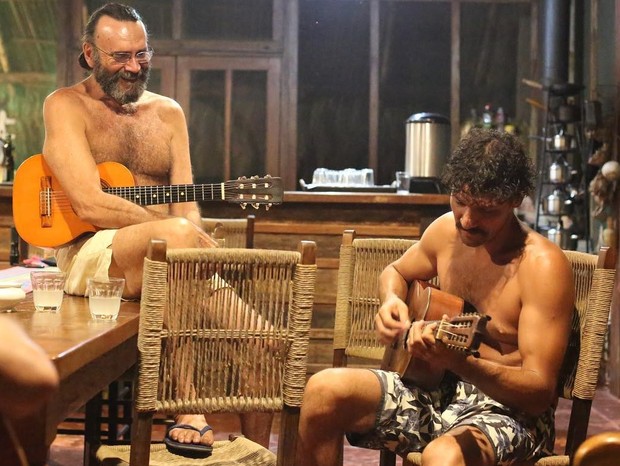 Almir Sater e Guito fazem roda de viola em momento de folga das gravações de Pantanal (Foto: Reprodução/Instagram)