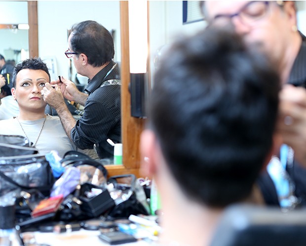 Na sala de maquiagem, Deena Love capricha no visual (Foto: Isabella Pinheiro / Gshow)