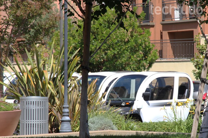 Carrinhos elétricos são opção para se deslocar no 'campus' da Netflix (Foto: Isadora Díaz/TechTudo) Carrinhos elétricos são opção para se deslocar no 'campus' da Netflix (Foto: Isadora Díaz/TechTudo)
