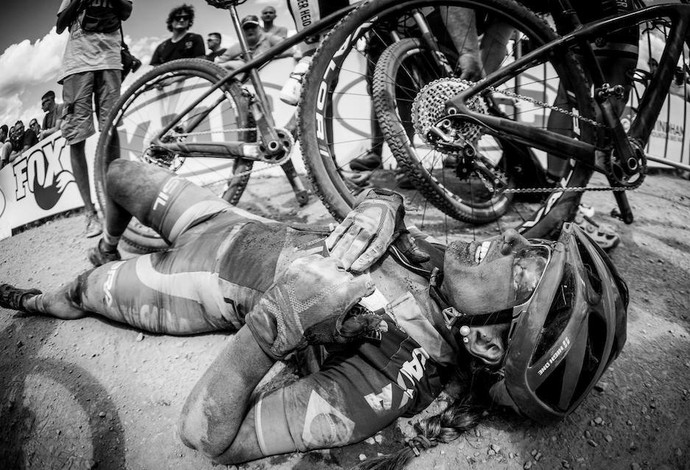 Isabella Lacerda no chão após choque em etapa da World Cup nos EUA (Foto: Pink Bike/Divulgação)
